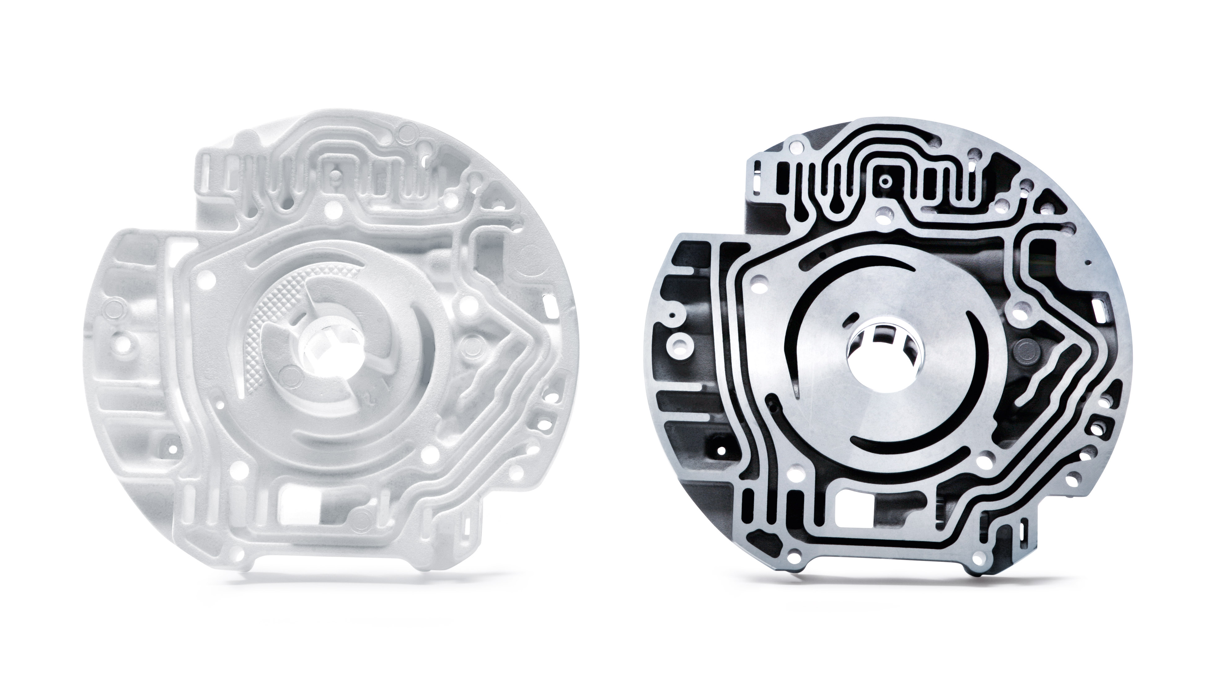 Ein weißes technisches Formteile als Gießtraube für Lost-Foam-Verfahren und ein Gussteil aus Metall