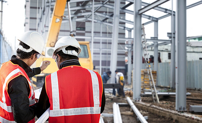 Zwei Bauarbeiter auf einer Baustelle