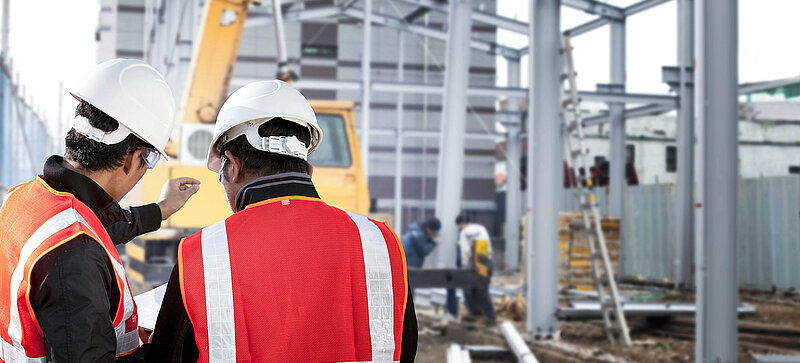 Zwei Bauarbeiter auf einer Baustelle