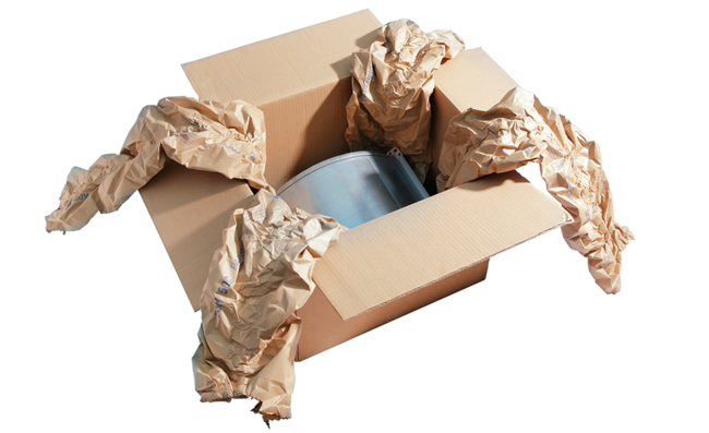 Ein Karton mit einem Bauteil und braunen Papierpolstern